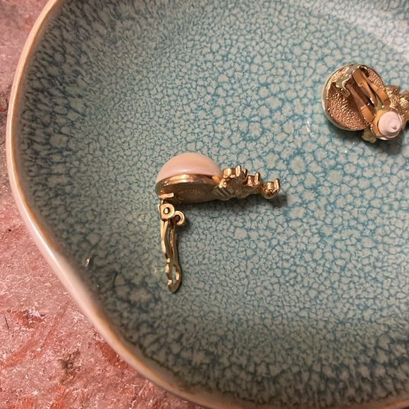 Vintage Pearl and Crystal Sparkling Elegant Clip on  Earrings - Picture 10 of 12